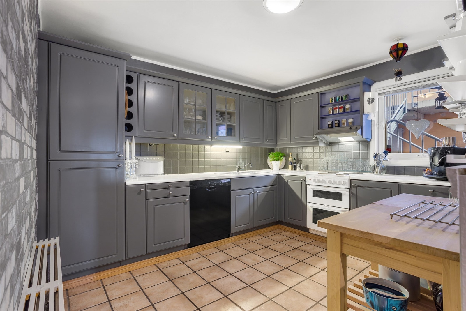 Romslig kjøkken i en klassisk utførelse. Galleribilde