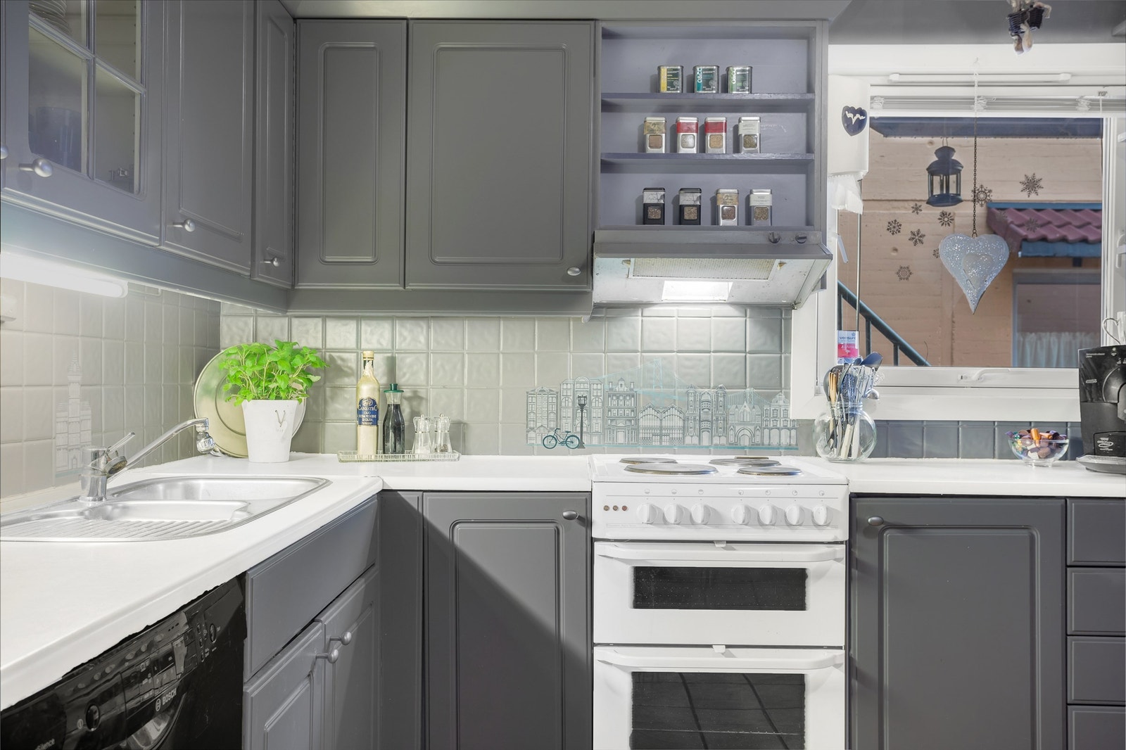 Kjøkkenet har flis over benk. Galleribilde