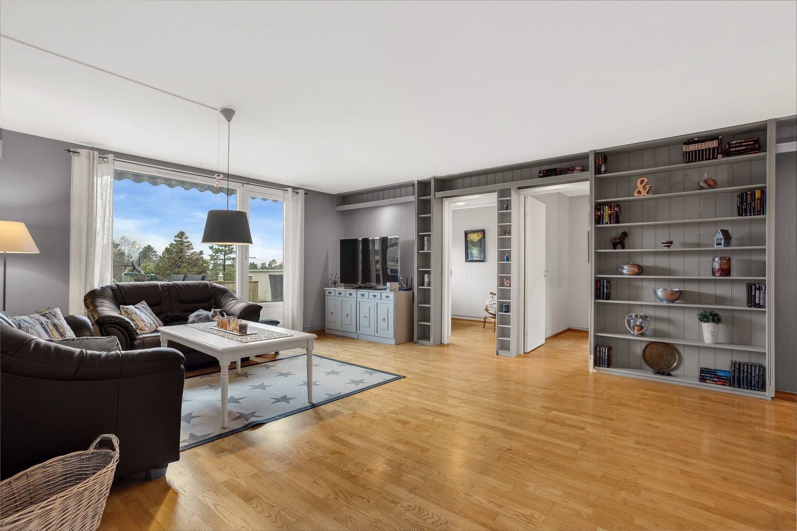 Romslig stue med utgang til en stor, flott terrasse. Galleribilde