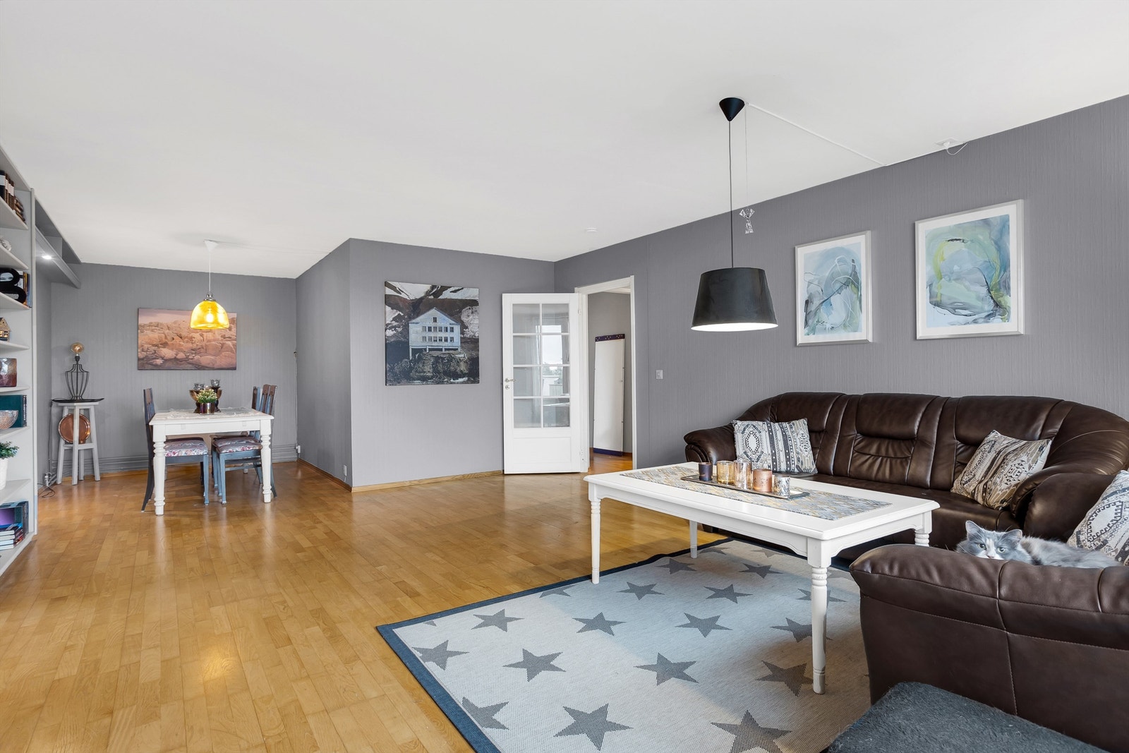 Leiligheten har en praktisk planløsning som gir flere møbleringsmuligheter. Galleribilde