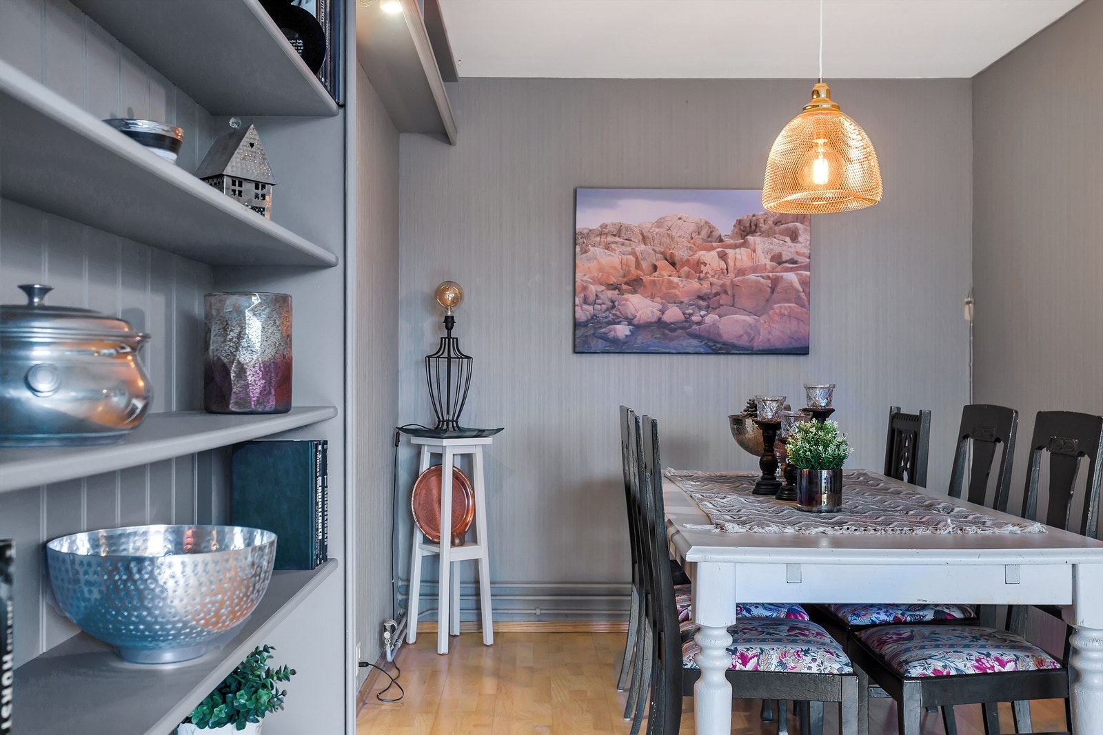 Godt med plass til spisegruppe på stuen. Galleribilde