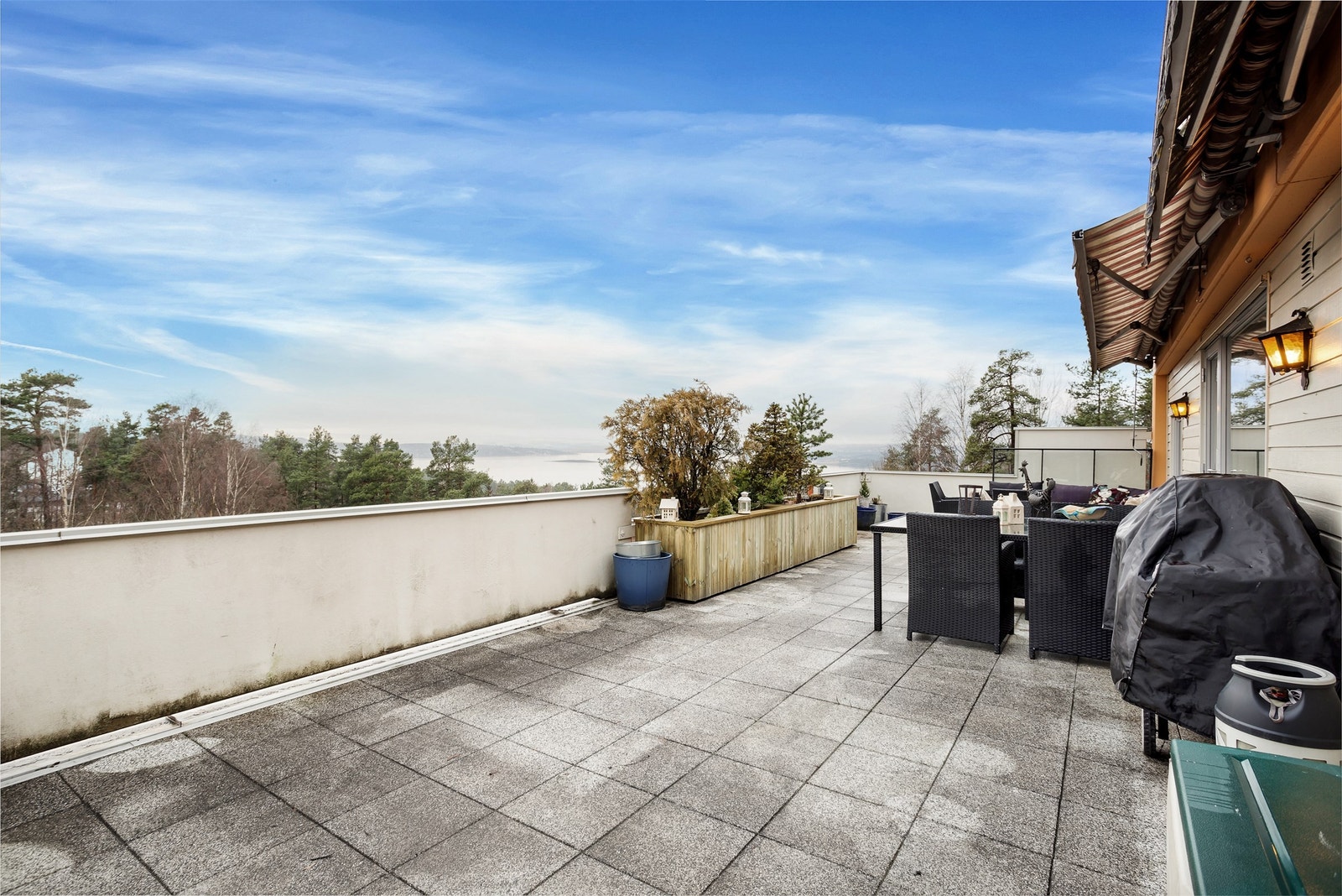 Flott terrasse på hele 46 kvm med særdeles gode utsiktsforhold. Galleribilde