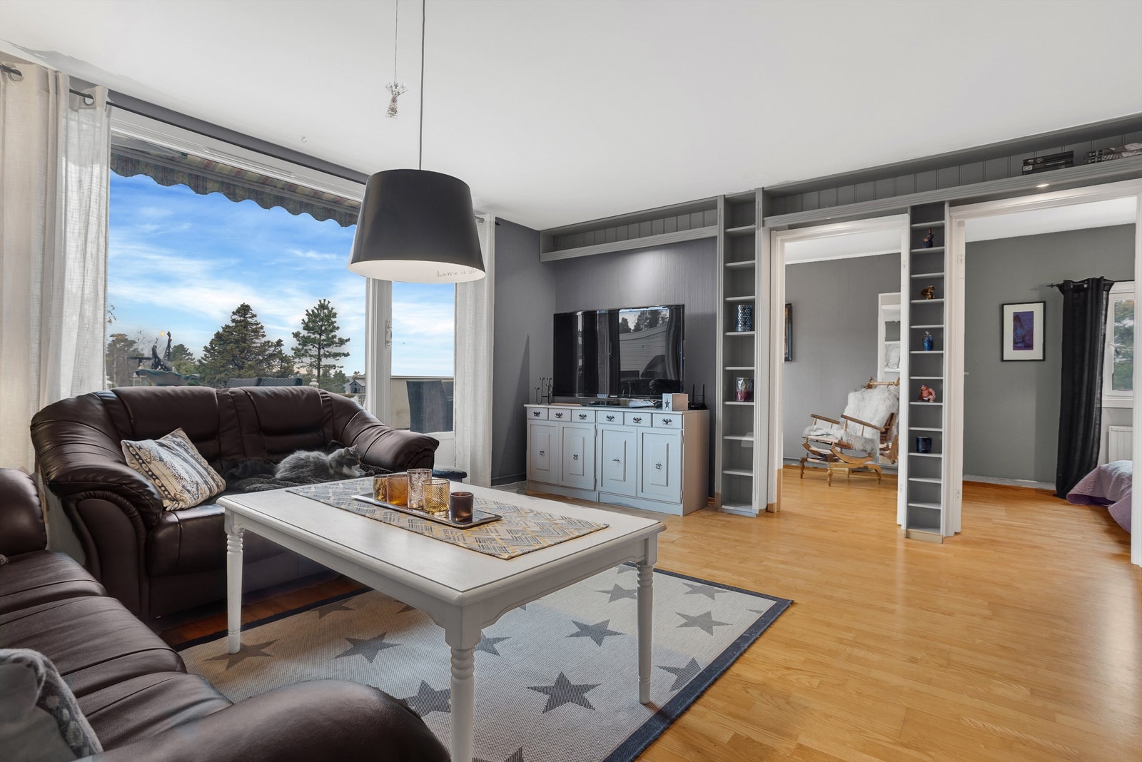 Stuen har en praktisk plassbygd hylleløsning. Galleribilde