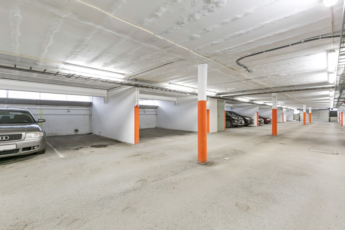 Godt med fast parkeringsplass under tak, i byggets garasjeanlegg