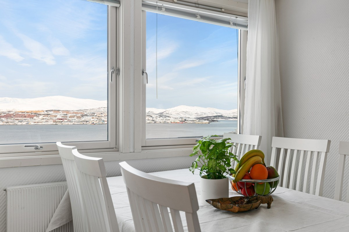 Fin spiseplass ved vindu