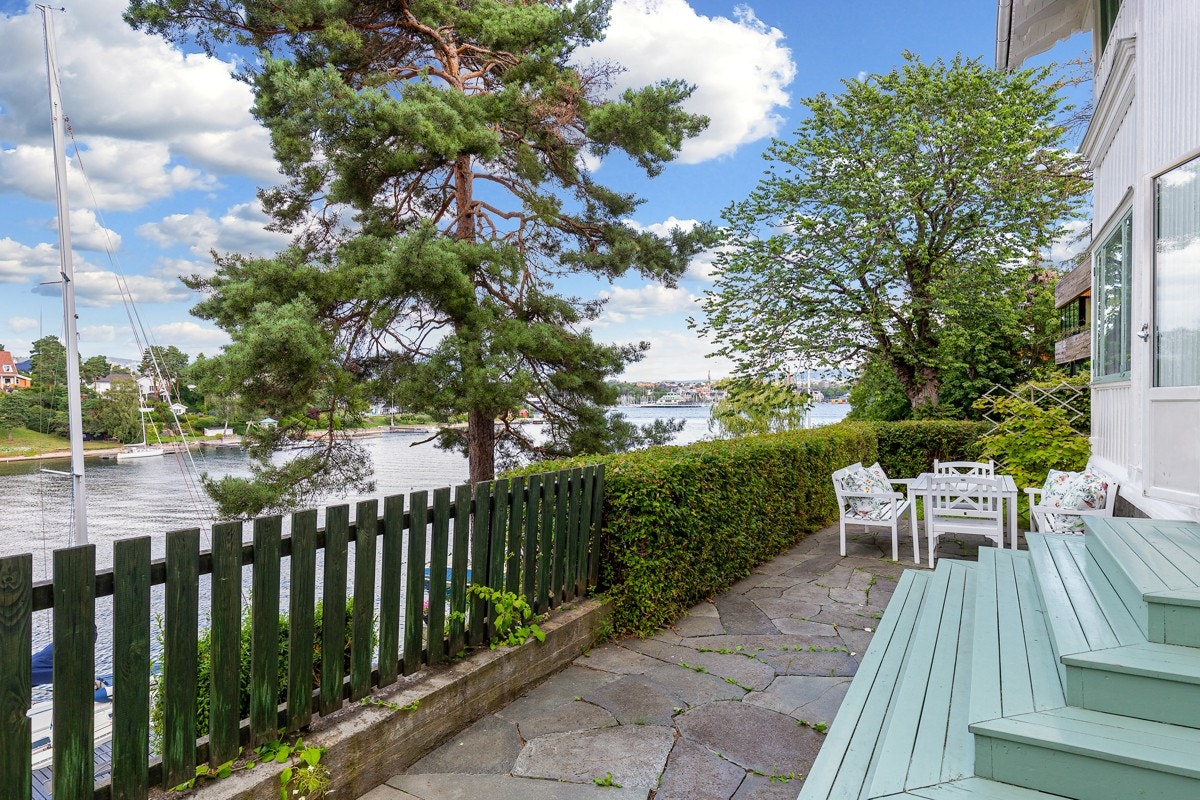 Fra stuen i første etasje er det utgang til glassveranda på ca. 19 kvm og med trapp ut til terrasse. Galleribilde
