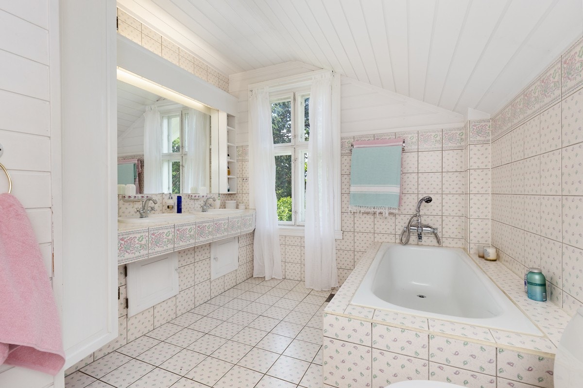 Badet ligger i andre etasje, og byr på innfliset badekar med dusjgarnityr, egen dusjnisje, samt badstue med ovn. Galleribilde