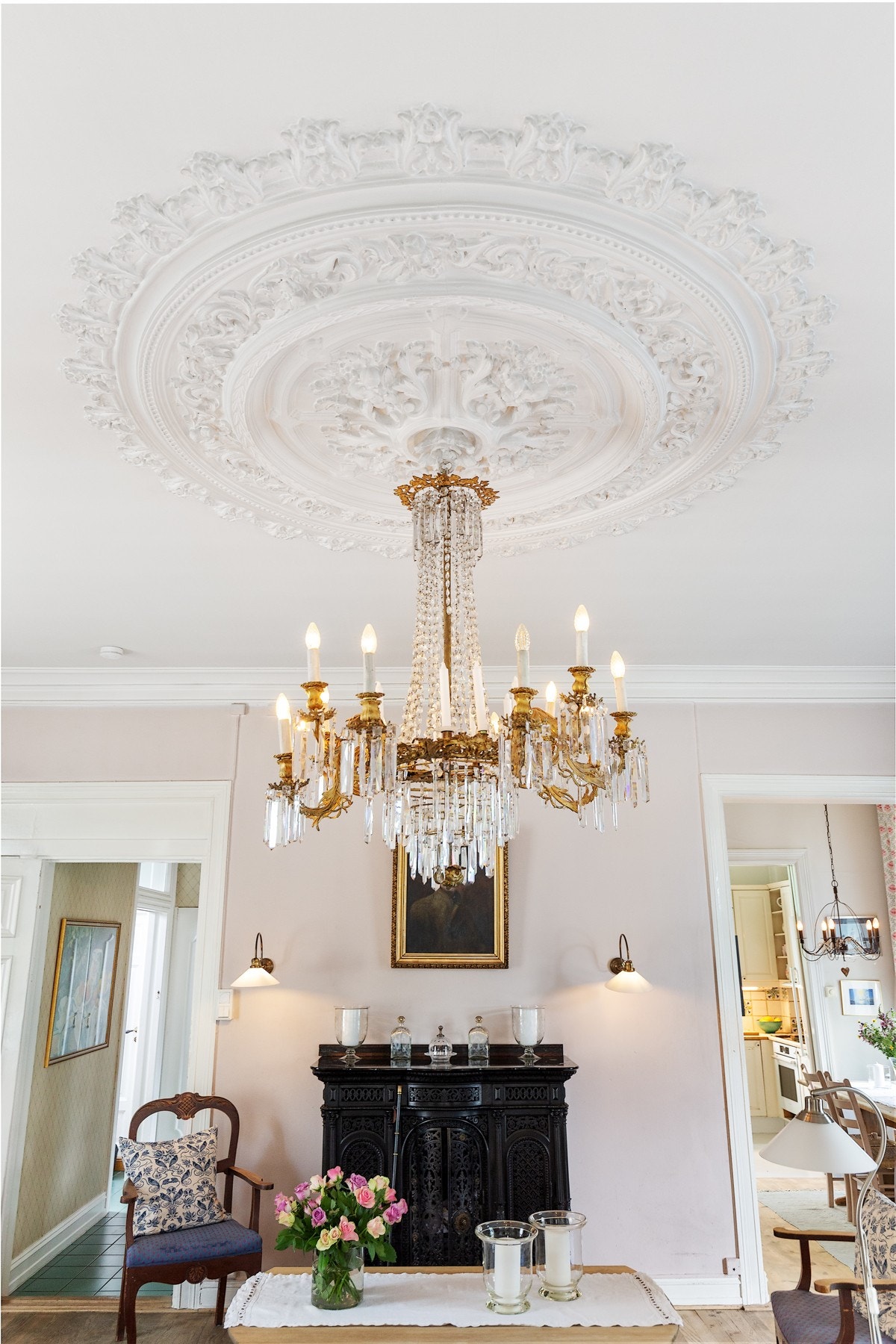Stilfull rosett i himling med elegant lysekrone. Galleribilde