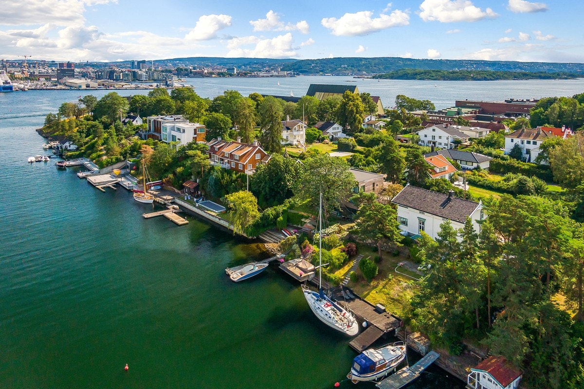 Velholdt sveitservilla med nydelig tomt på over 1 mål, solrike uteplasser og dypvannsbrygge. Galleribilde