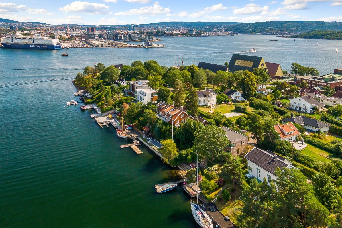 Eiendommen ligger idyllisk til ved Langviksbukta på Bygdøy i Oslo - et svært attraktivt og ettertraktet boligområde, nær skoler, offentlig kommunikasjon og gode servicetilbud. Galleribilde