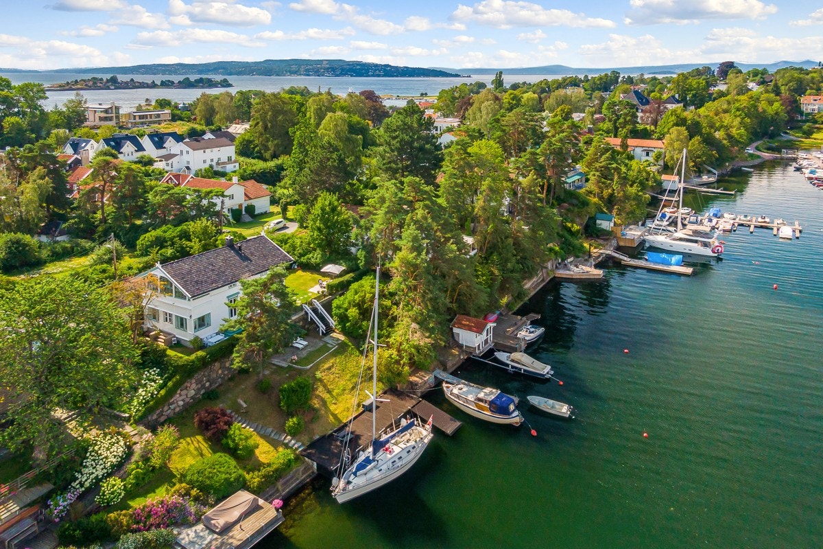 Løchenveien 12 er en stilfull sveitservilla over to plan pluss kjeller. Galleribilde
