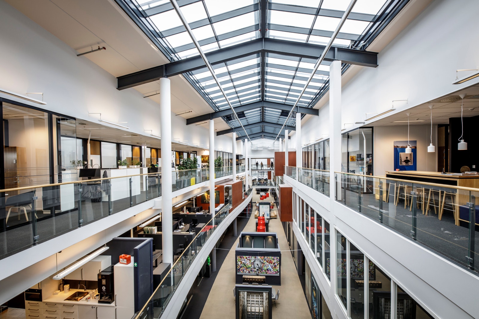 Åpent og luftig atrium gir tett kobling mellom leietakerne i bygget Galleribilde