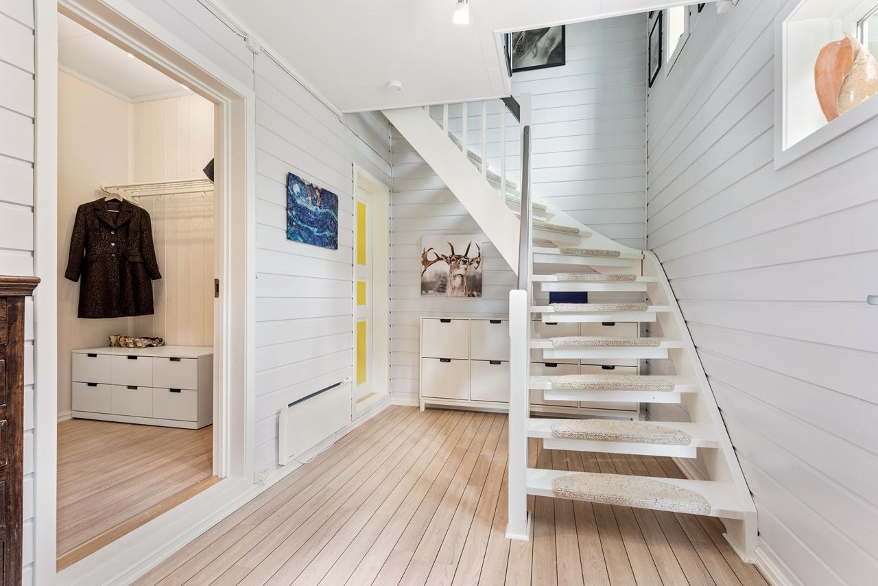 Leiligheten har mye praktisk areal i første etasje, med trappegang, garderobe og vaskerom. Galleribilde
