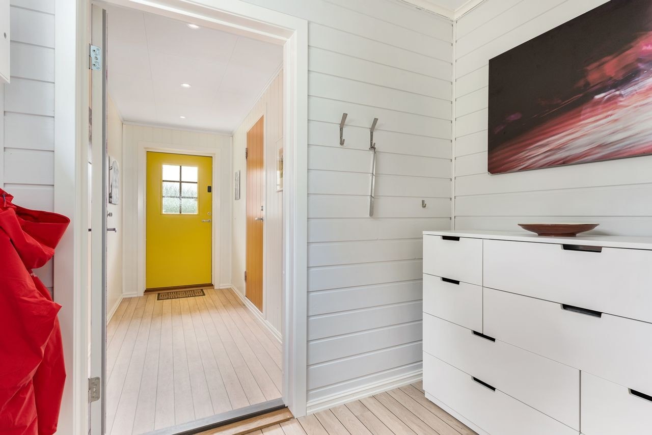 Nyrenovert yttergang i første etasje med innvendig adkomst til butikken. Varmekabler i gulvet og led-downlights i himlingen. Galleribilde