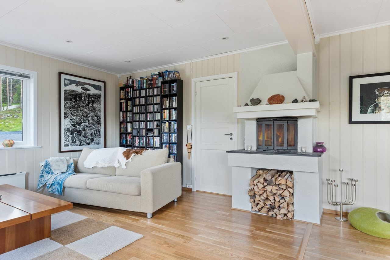 Trivelig peisstue med led-downlights i himlingen, nylig renoverte overflater. Galleribilde