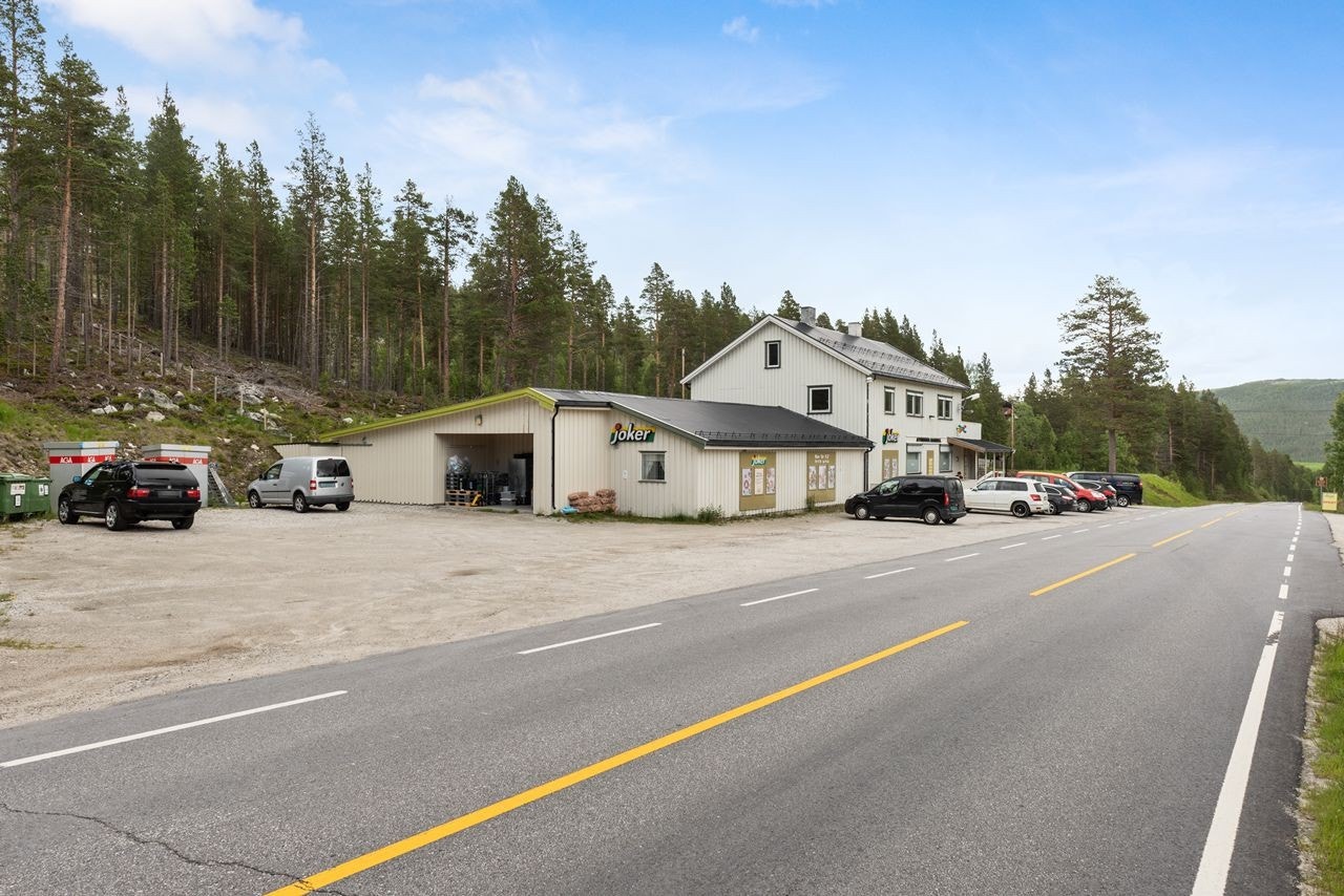 Butikken har gode løsninger for varemottak og logistikk. Her kan leverandørens lastebiler rygge rett inn til lasterampa til lageret. Galleribilde
