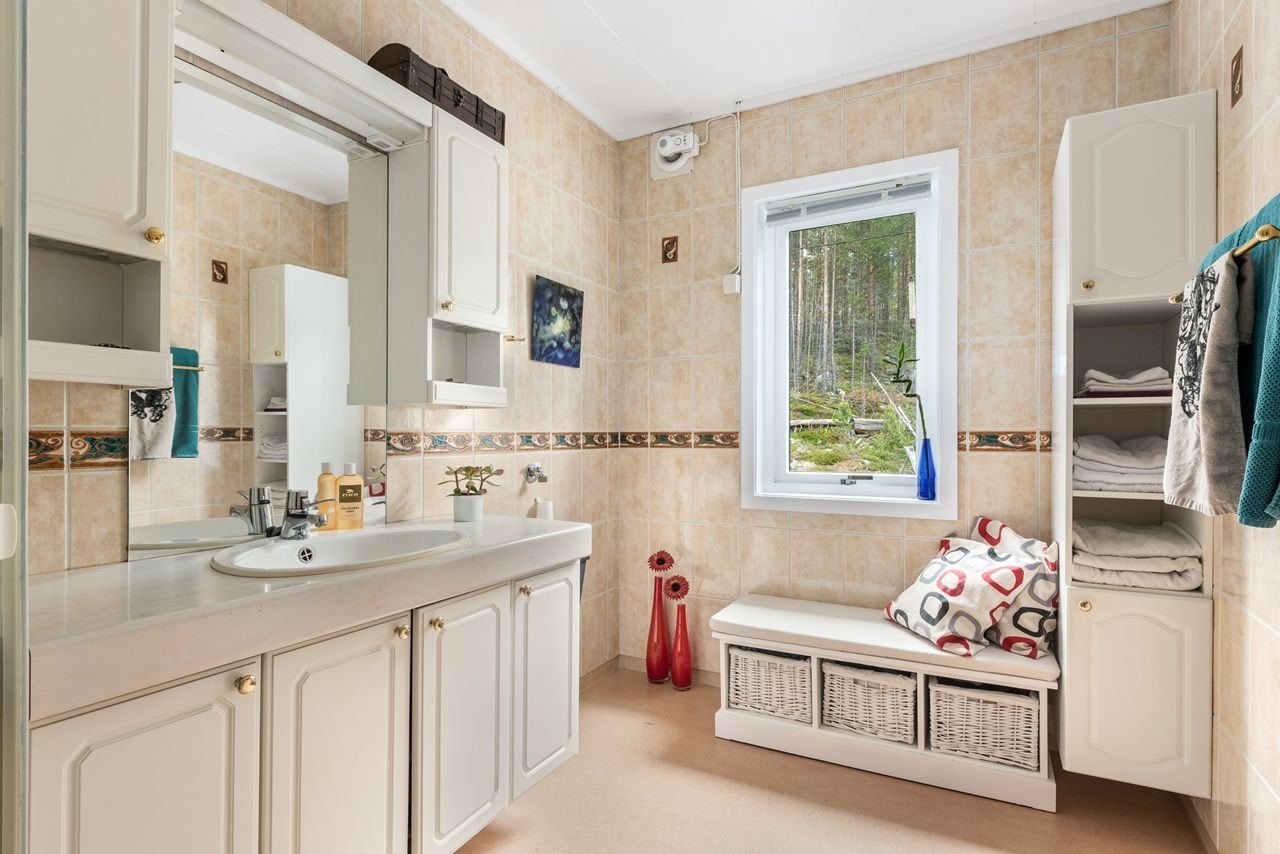 Badet i leiligheten med flislagte vegger. Galleribilde