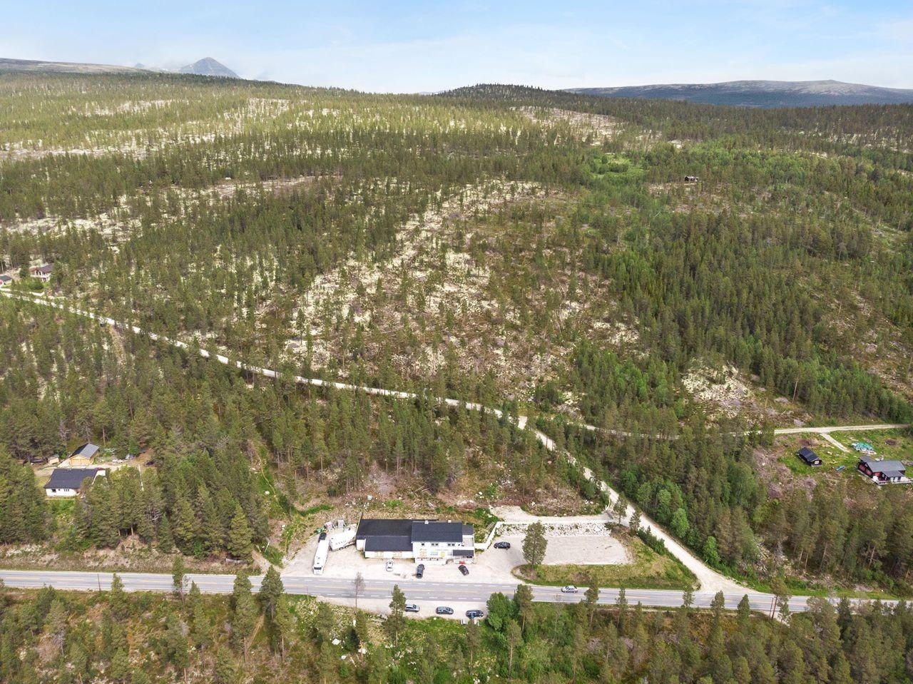 Eiendommen sett fra sørvest mot nordøst. Galleribilde