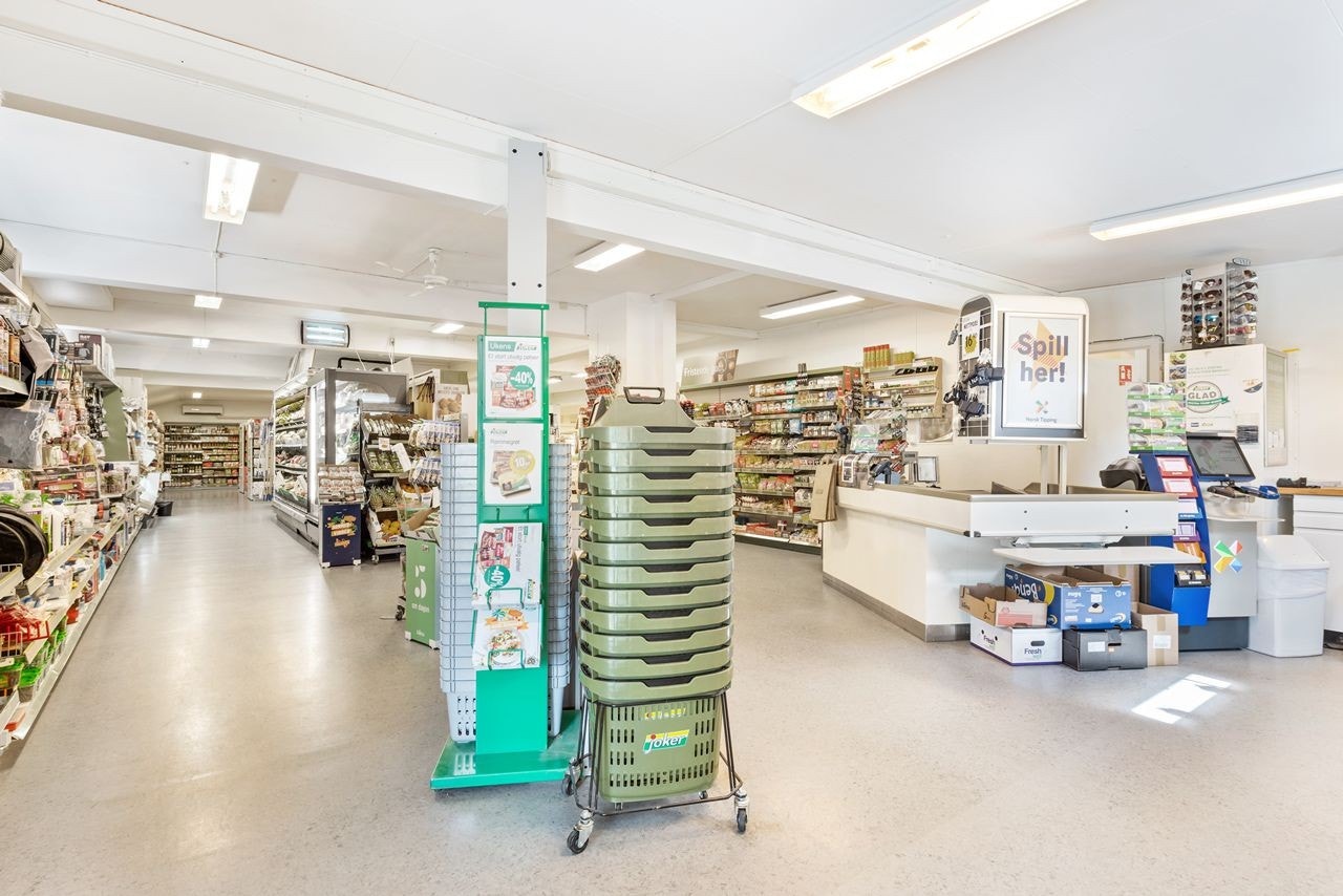 Butikken er innredet med to kasser for å ta unna toppene med besøk. Butikken har kommisjonæravtale med Norsk Tipping, har "post i butikk" og forhandler en rekke varegrupper utenom matvarer. Galleribilde