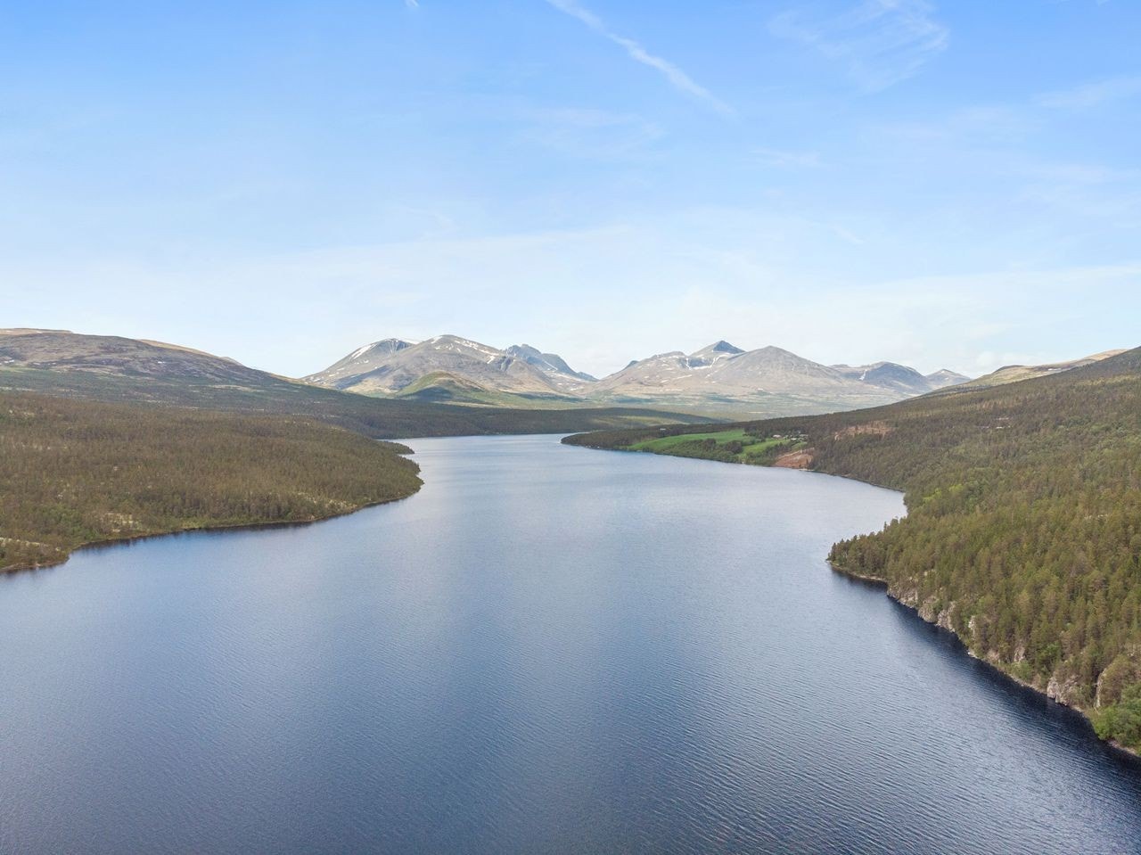 Atnsjøen med Rondane i bakgrunnen, fantastisk natur som byr på rike opplevelser. Galleribilde