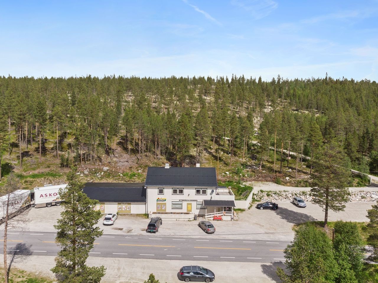 Joker Atnbrua med tilhørende parkeringsplasser og tomt. Varemottak i bygningens nordre ende, herfra kan varene trilles rett på plass i butikken. Galleribilde