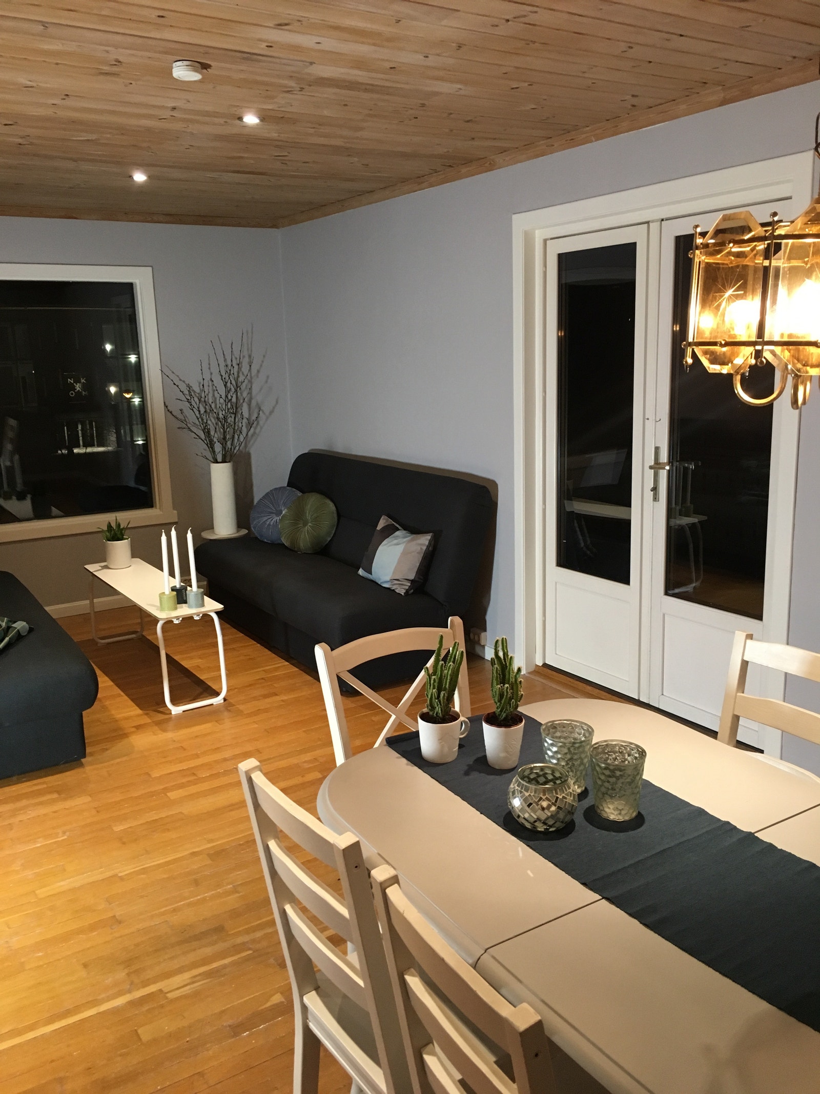 Stue med dør ut til veranda Galleribilde