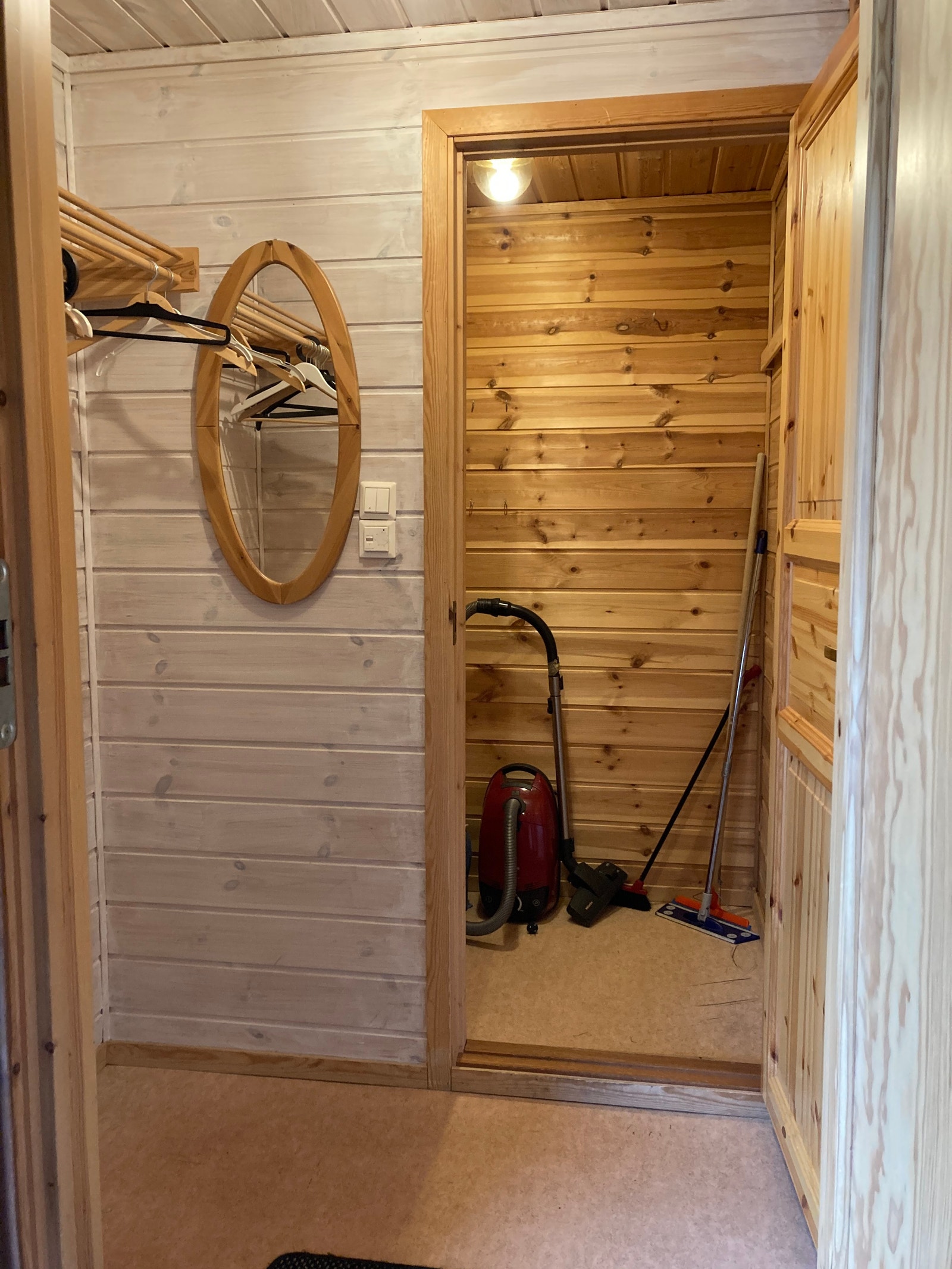 Inngangsparti med separat bod. Galleribilde