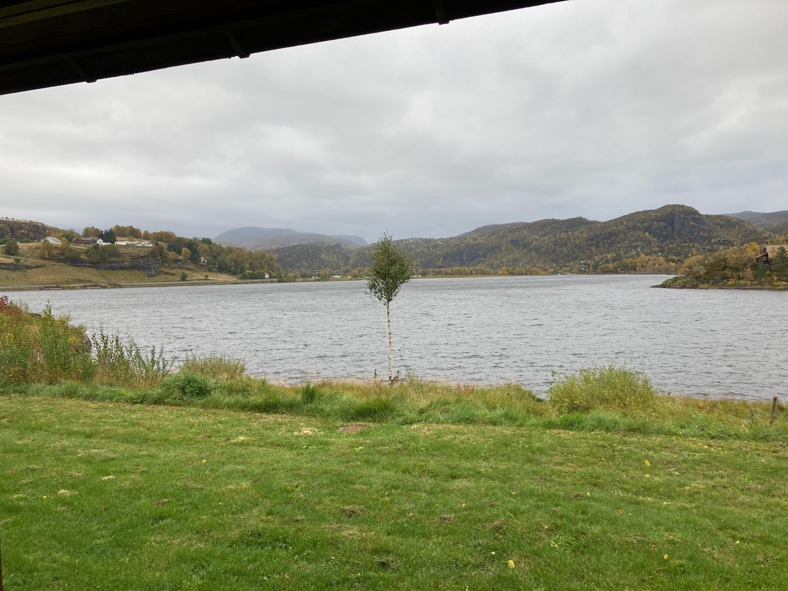 Vidt utsyn over Sinnesvatnet mot øst. Galleribilde