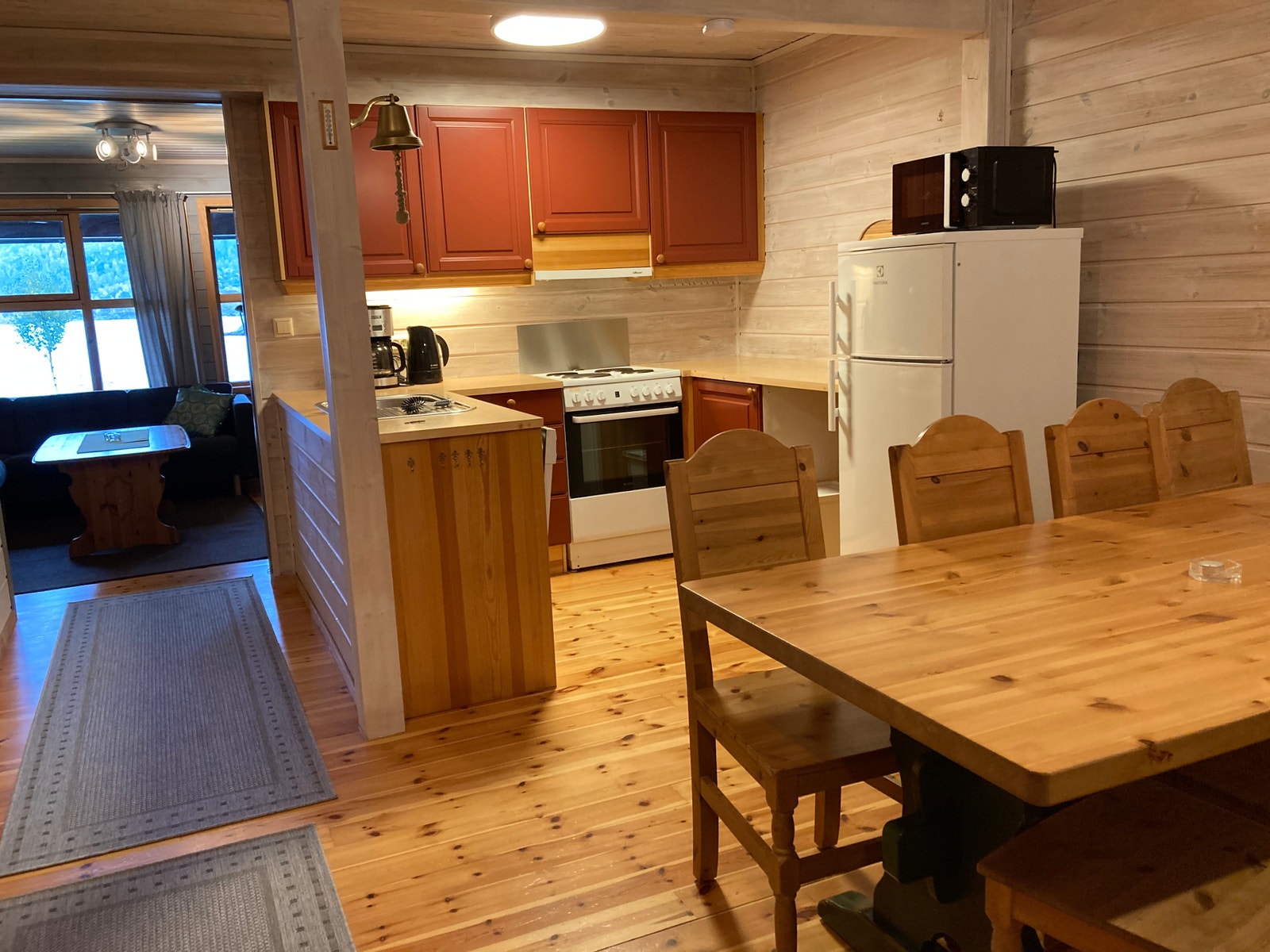 Kjøkken med hvitevarer. Galleribilde