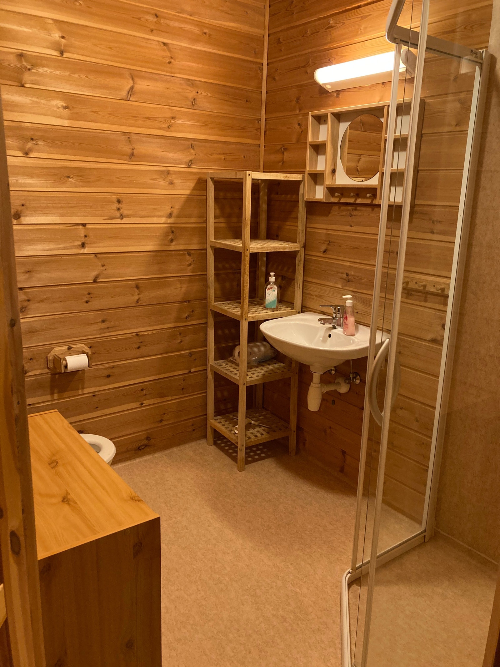 Bad 2. etasje med dusj, vask og toalett. Galleribilde