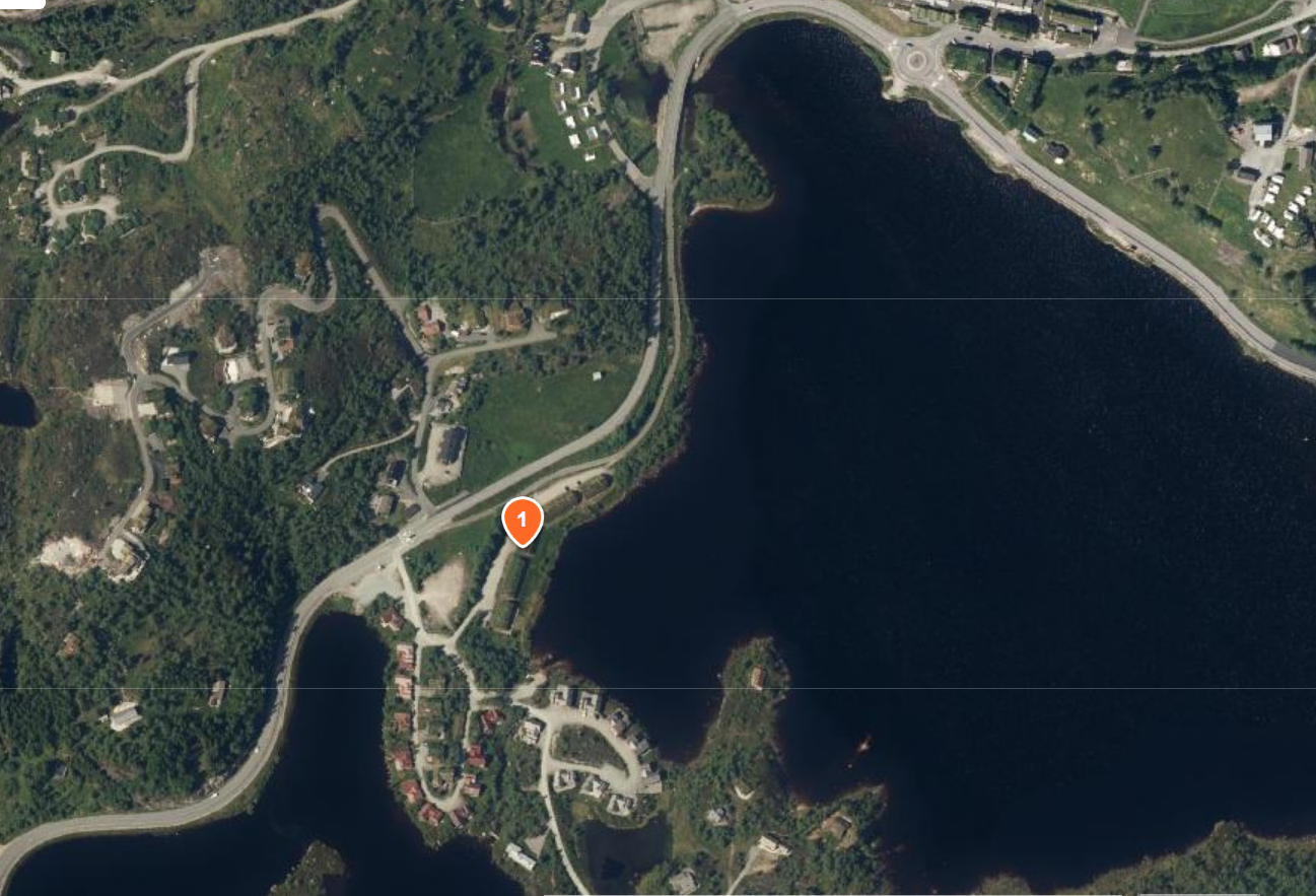 Leilighet er i midterste bygg mellom hovedvei og Sinnesvatnet. Galleribilde