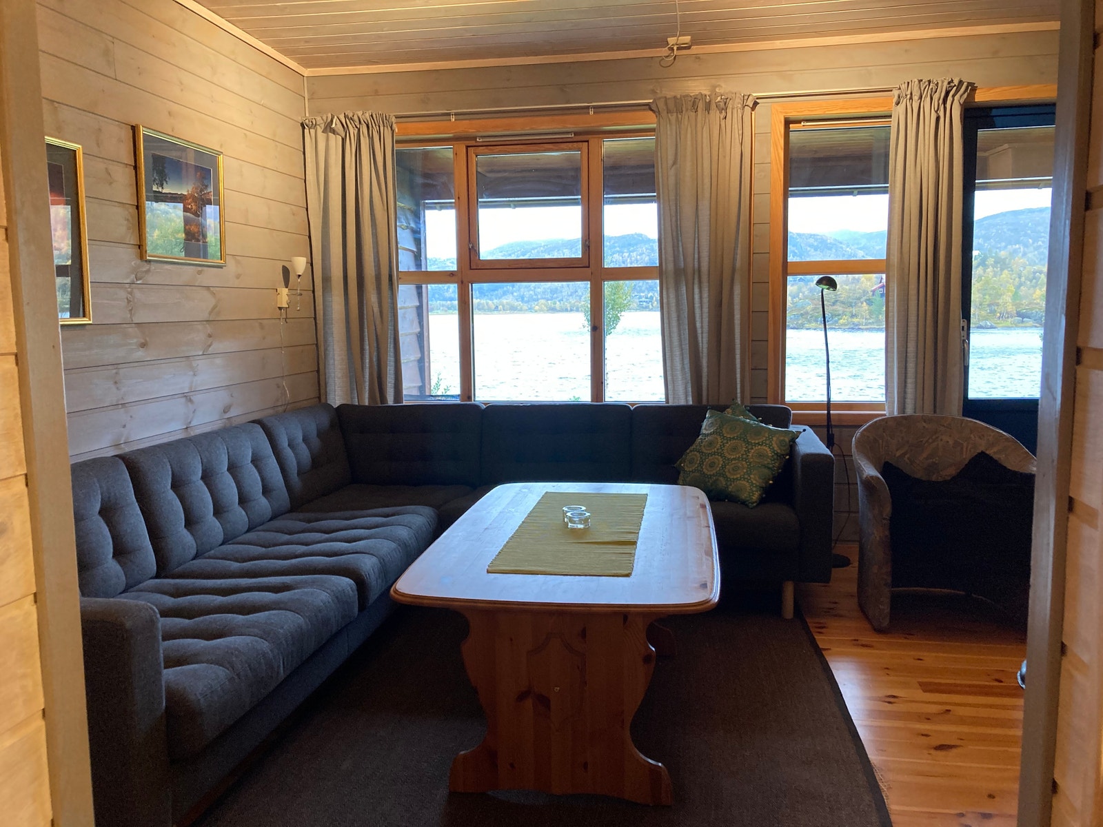 Stue har vinkelsofa med god plass. Galleribilde