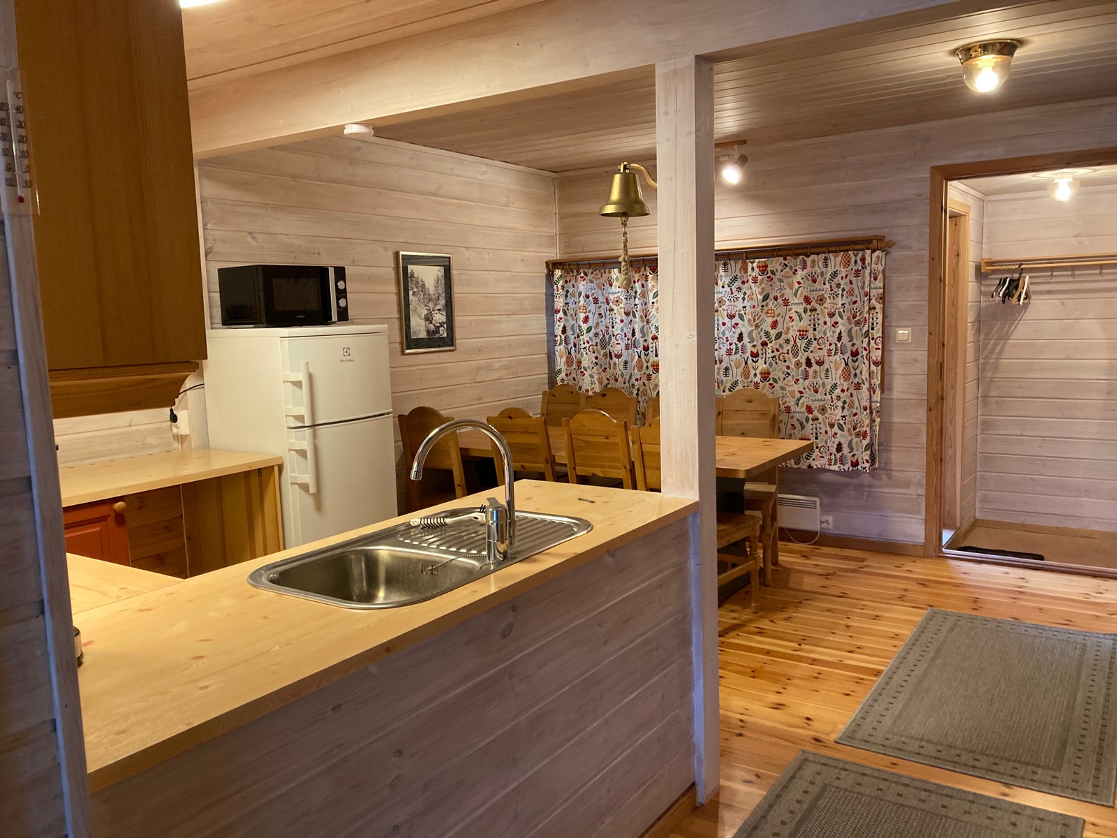 Kjøkken med spiseplass til 8 personer. Galleribilde