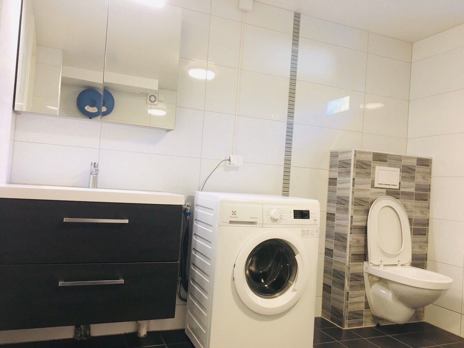 Bad med vaskemaskin Galleribilde