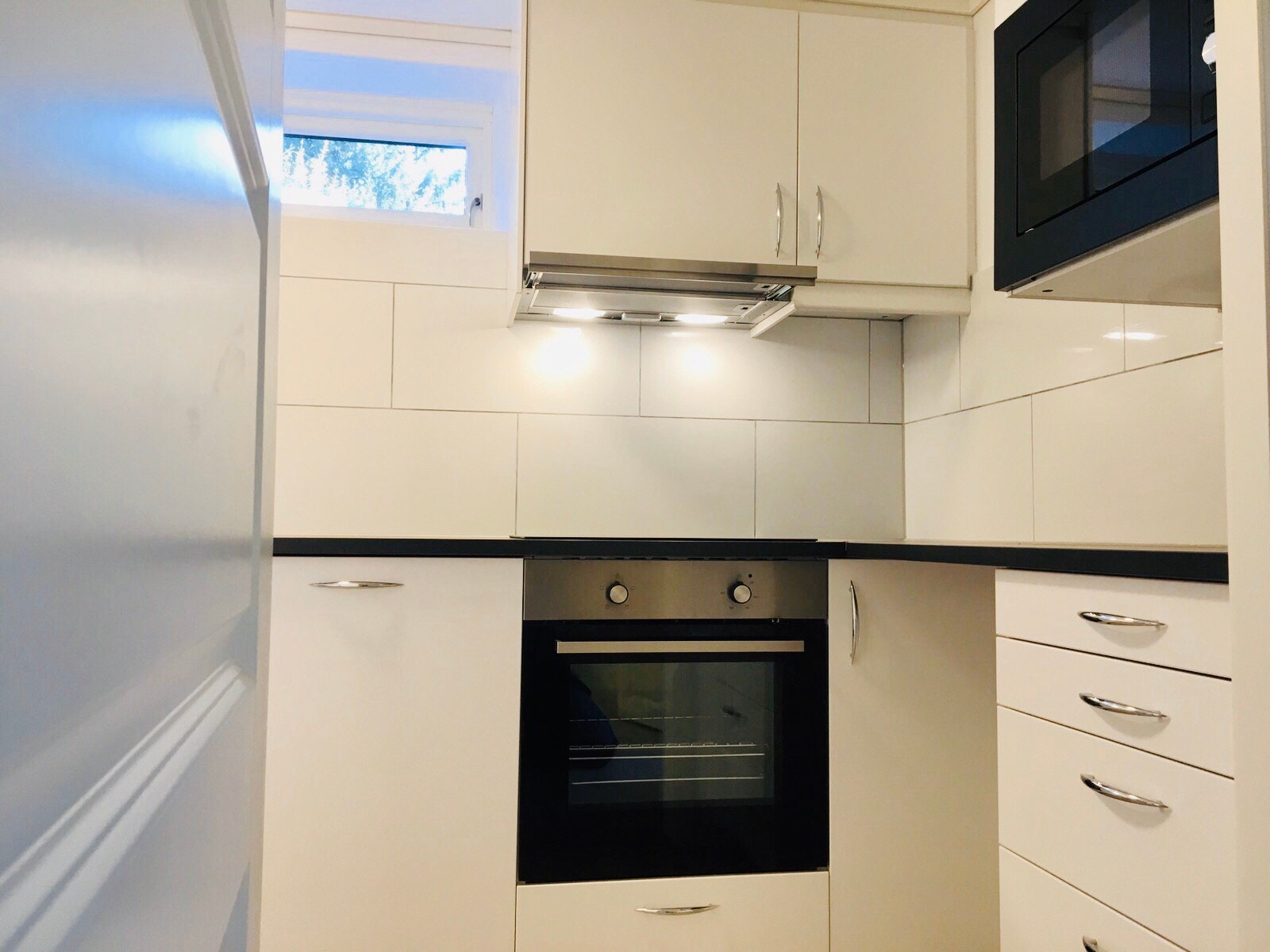 Kjøkken med oppvaskmaskin, oven og mikroovn Galleribilde