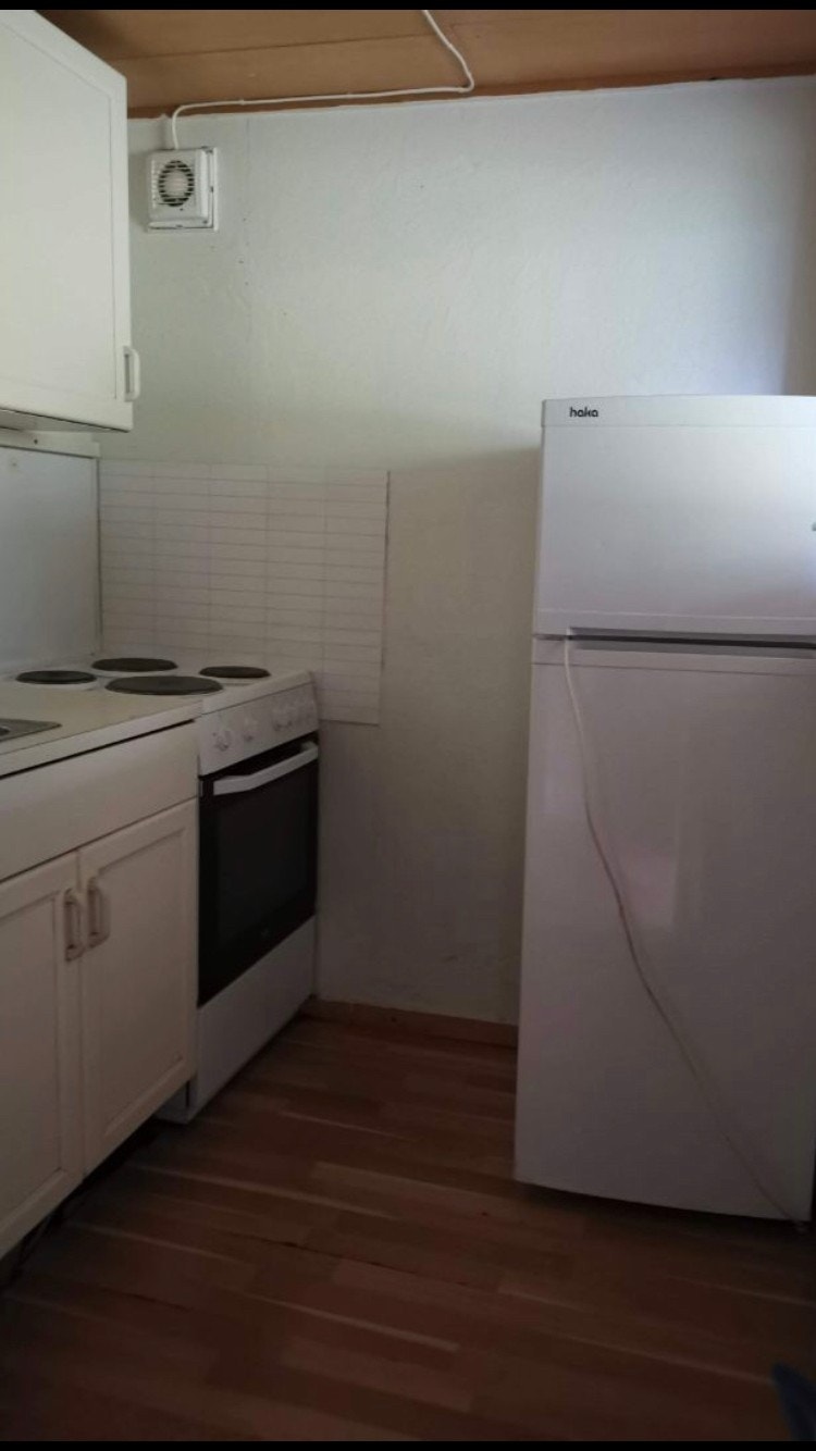 Lite kjøkken med komfyr og kjøleskap Galleribilde