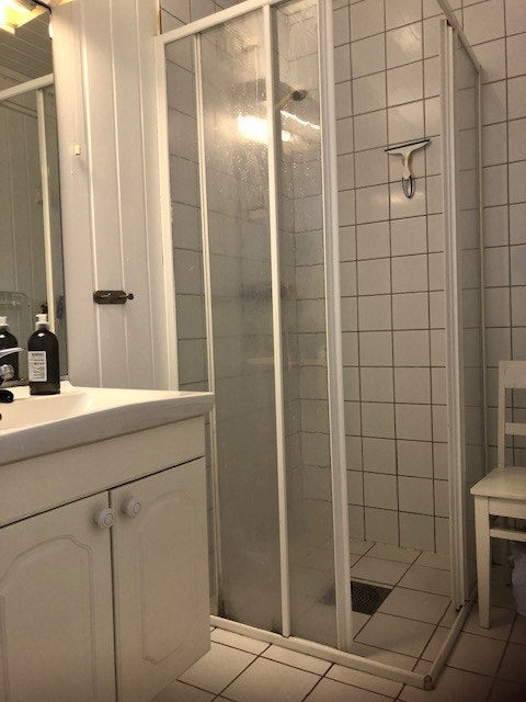 Romslig bad med wc, vask, dusj og opplegg for vaskemaskin. Galleribilde