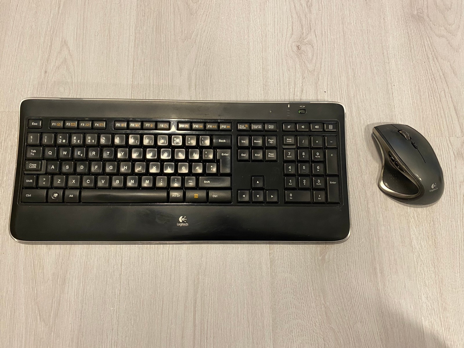 Logitech K800 Tastatur og MX Performance Mus | FINN.no Logitec tastatur og mus. USB inngang | FINN.no