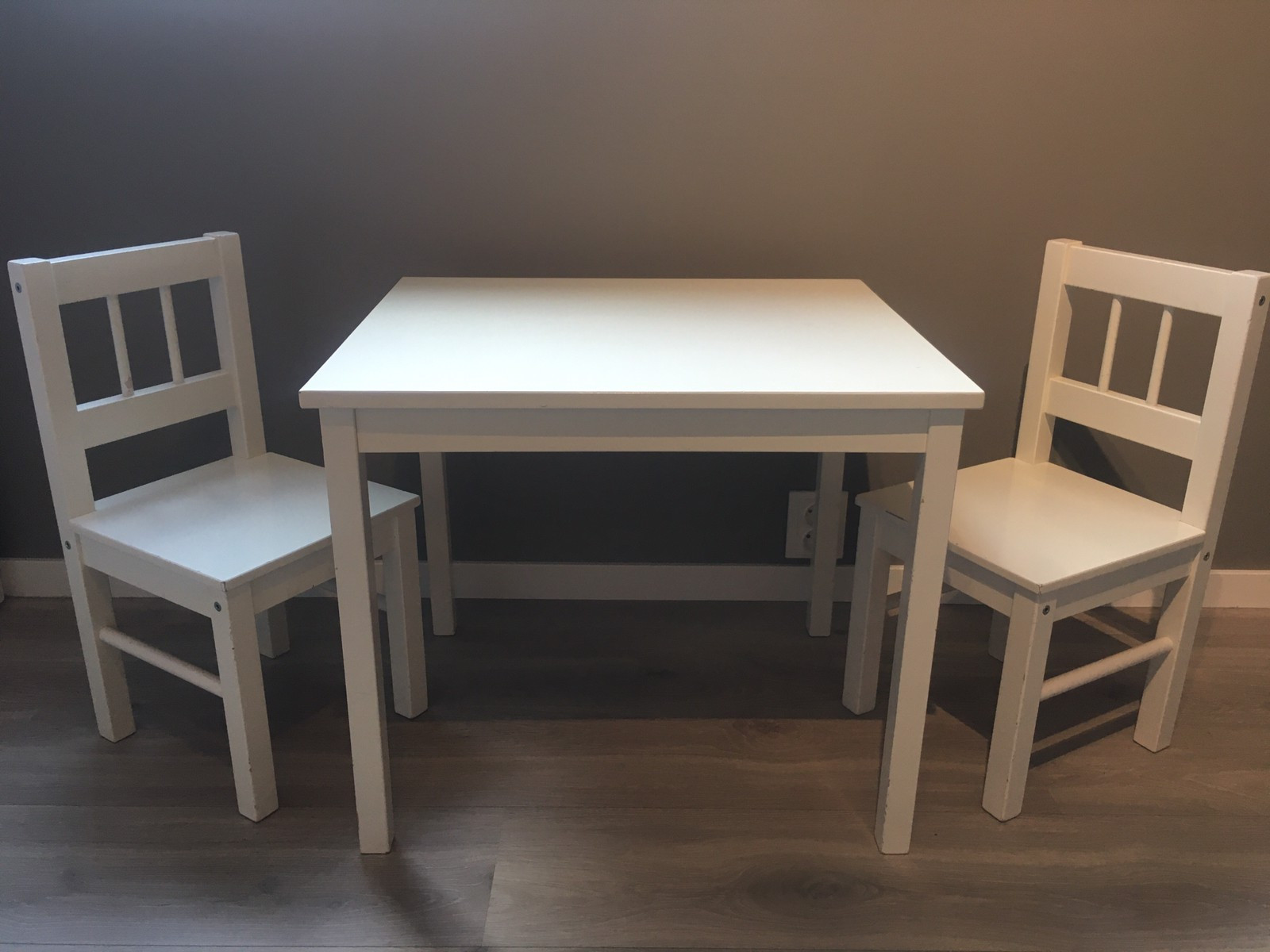 Bord med to stoler til barnerom | FINN.no Ikea Gulliver barnemøbler bord og 4 stoler | FINN.no