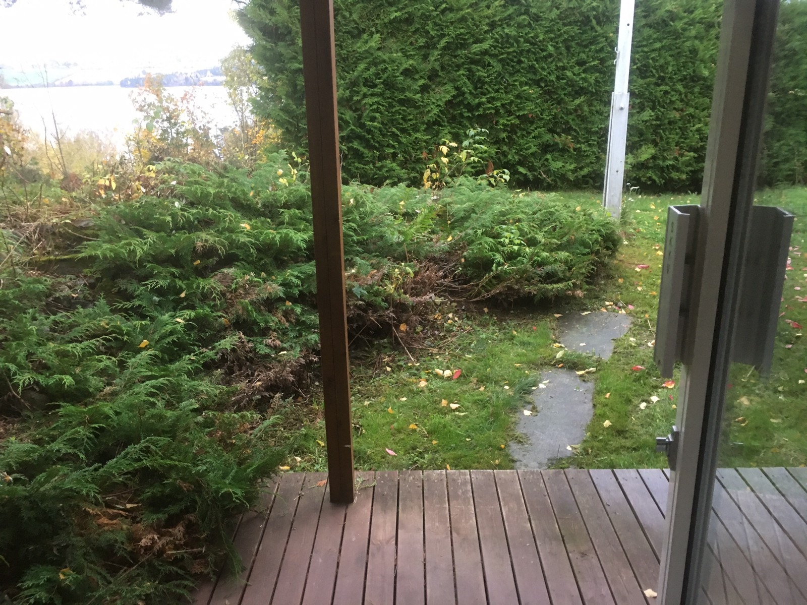 Terrasse med hageflekk og utsikt Galleribilde