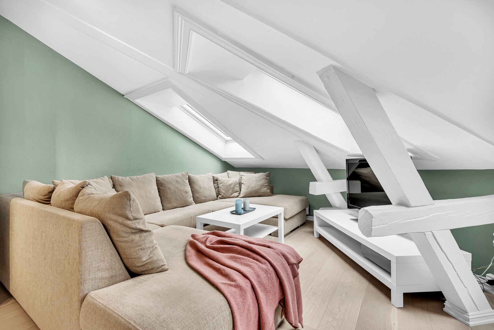 Stue med romslig sjeselong sofa Galleribilde