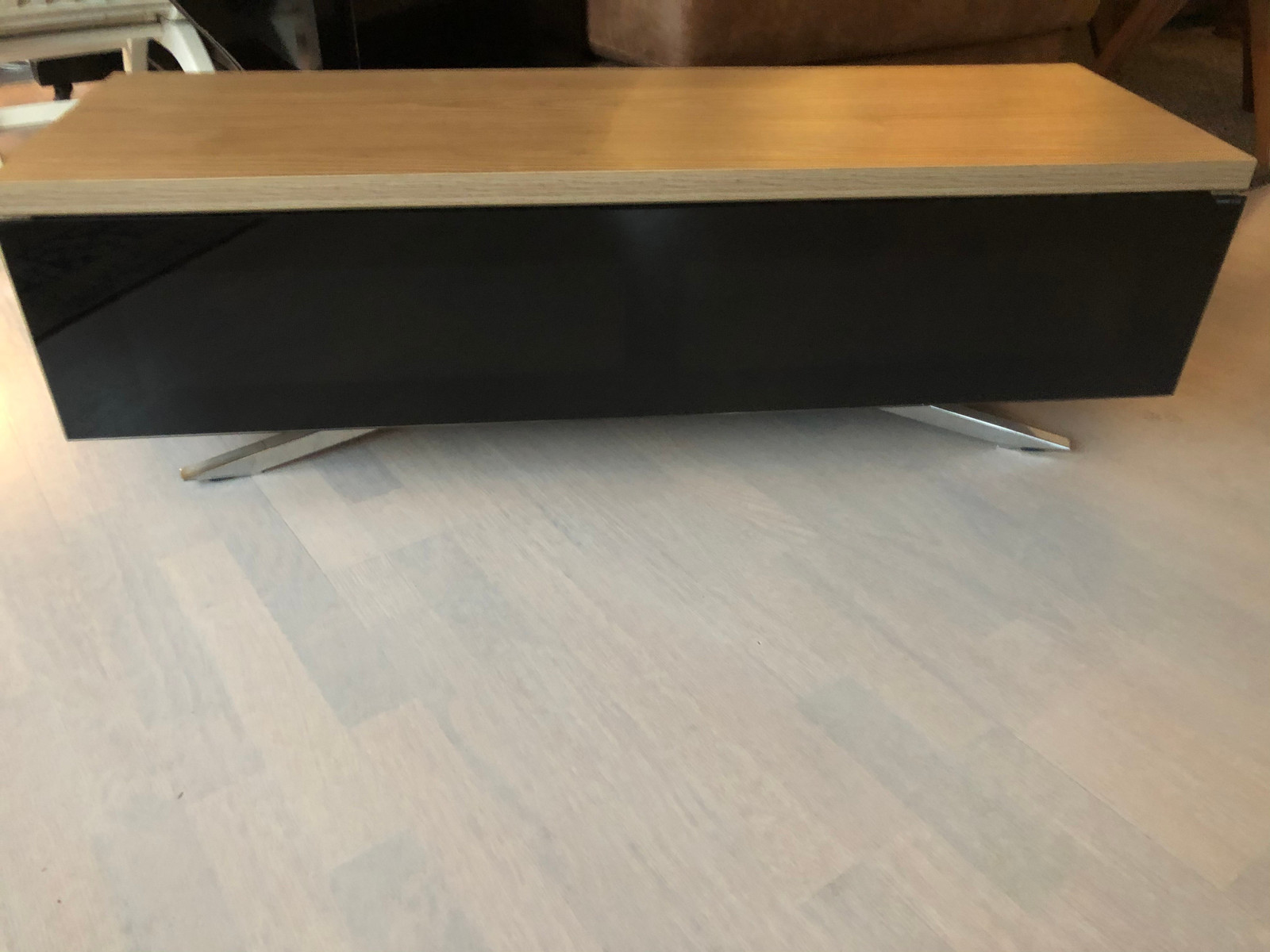 Flott TV benk med glassdør | FINN.no DP WOODEN TV STAND LIGHT OAK 120CM Power.no