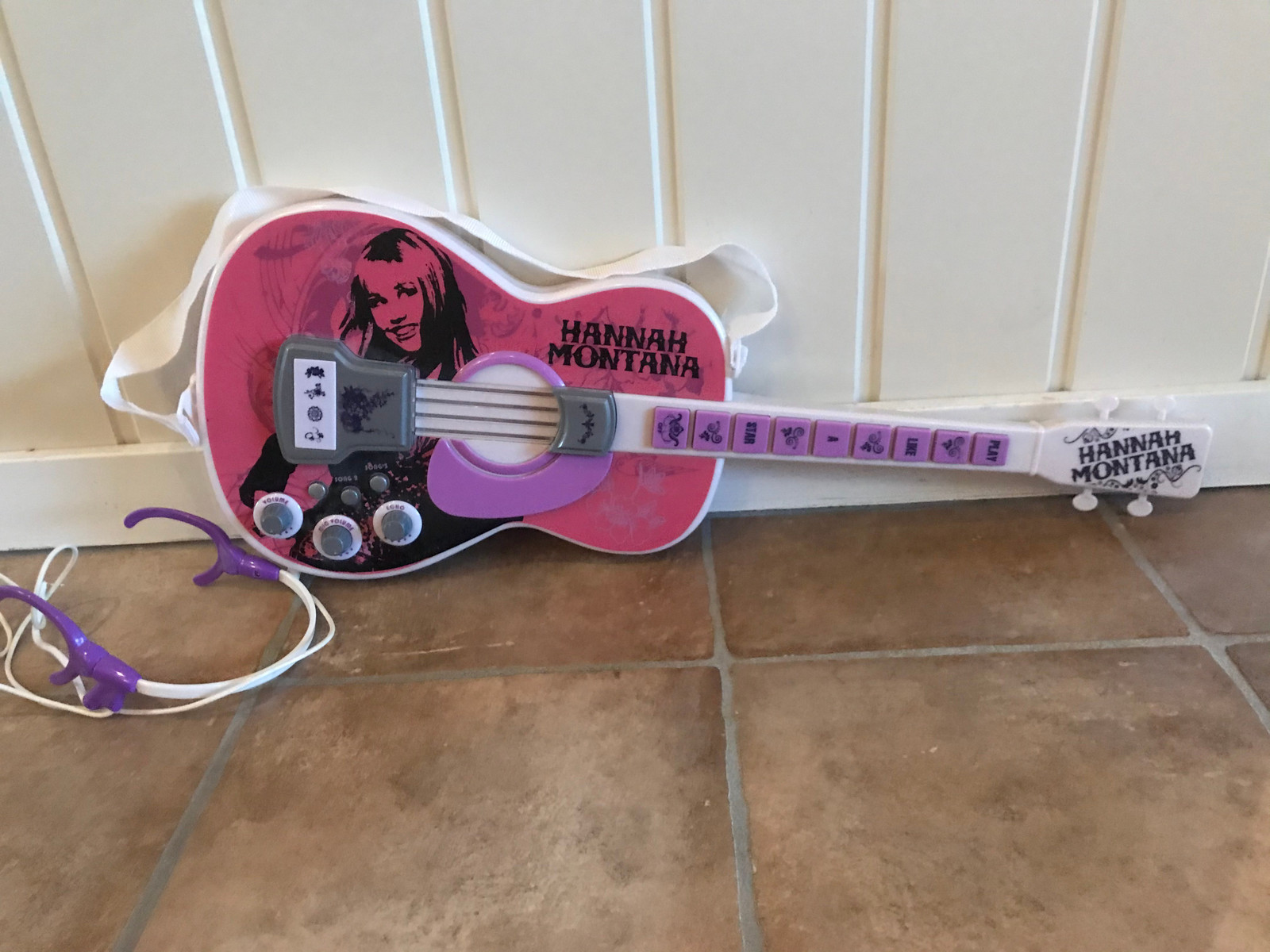 Hannah Montana lekegitar med elektrisk lyd | FINN.no Lekegitar med lyd Elgitar | FINN.no