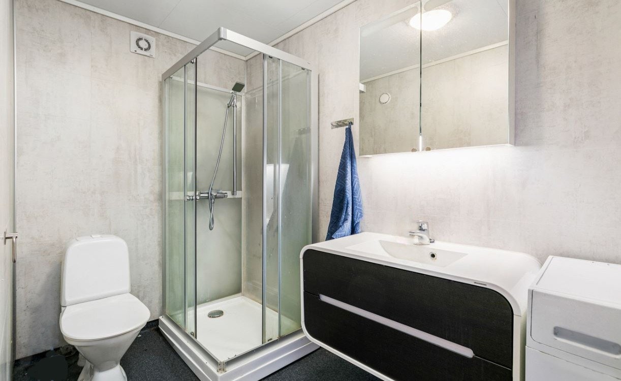 Bad med dusj og vaskemaskin Galleribilde