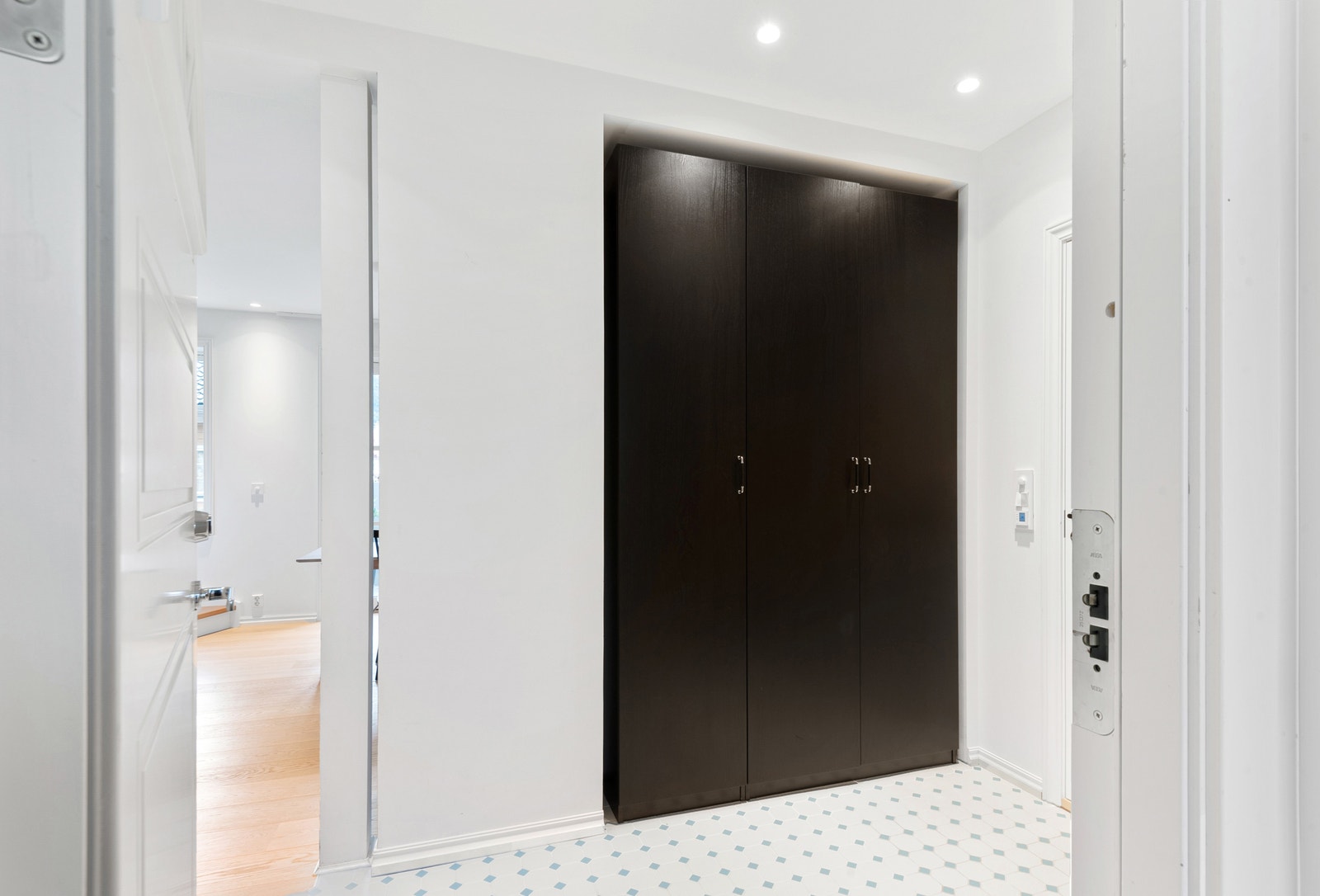 Innebygd garderobeskap i gangen Galleribilde