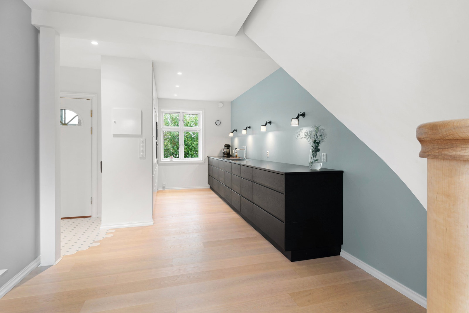 Oppvaskmaskin og fryseskap i benken Galleribilde