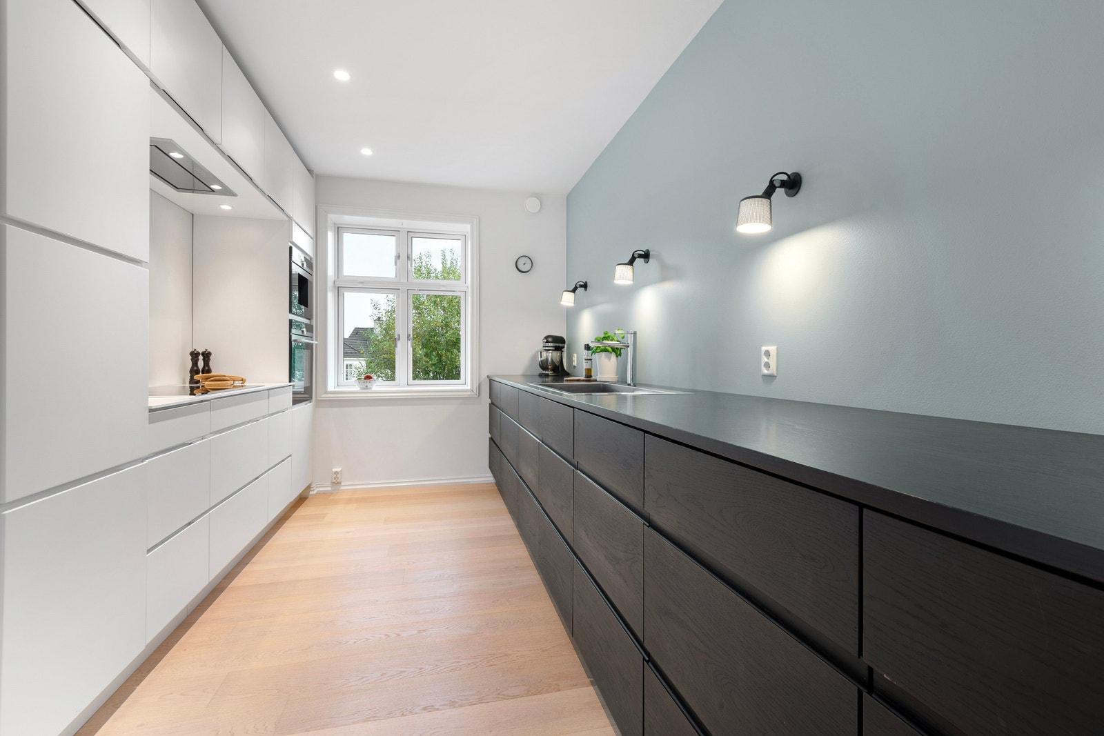 Kjøkken med ekstra dype skuffer og fronter fra møbelsnekker Galleribilde