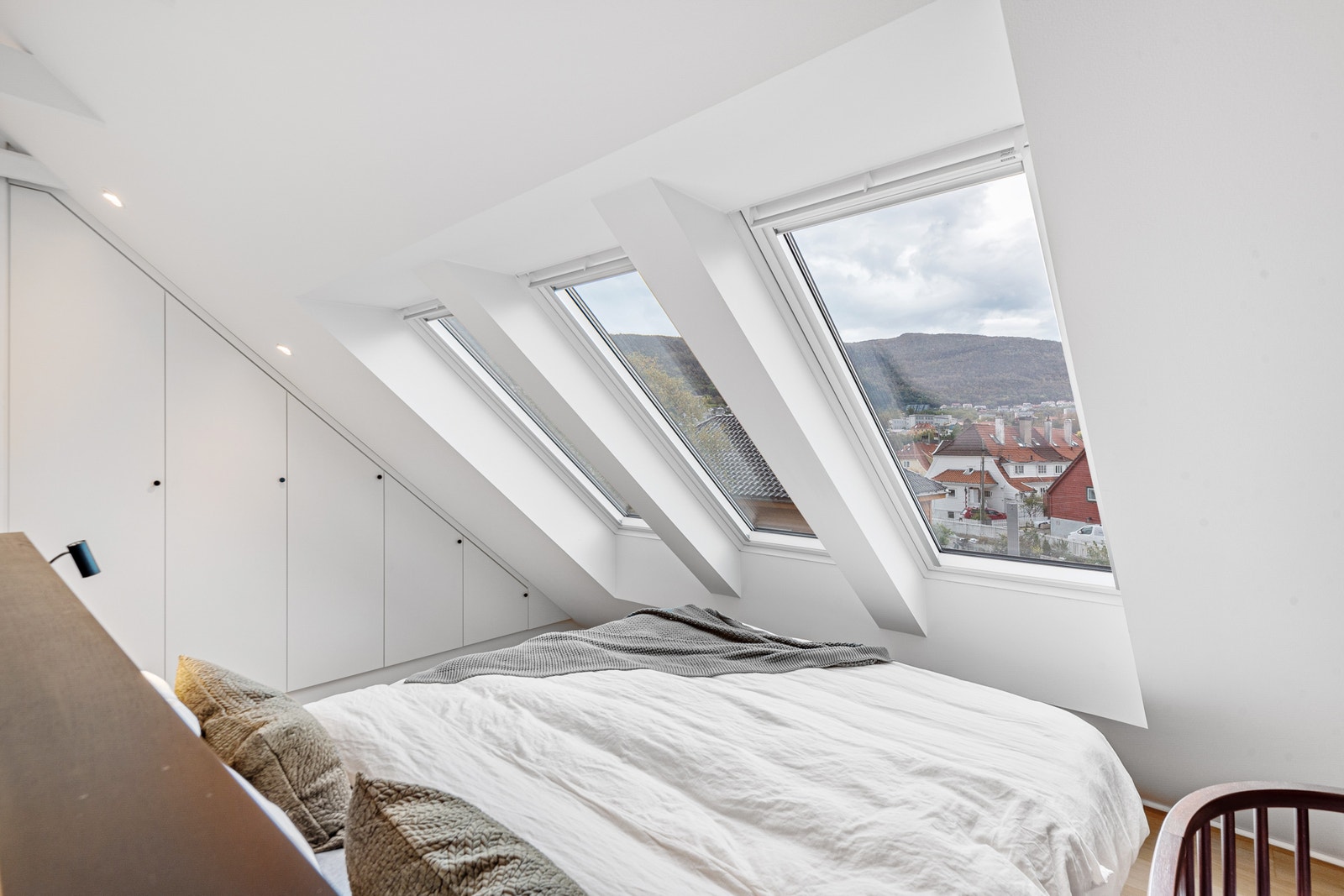 Plassbygde skap Galleribilde