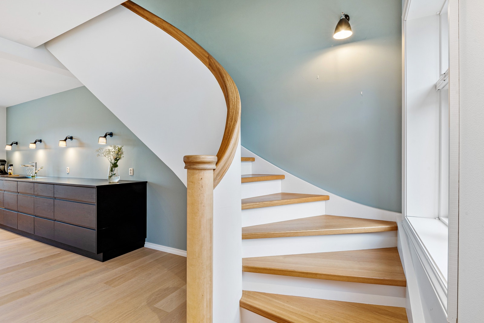 Trapp opp til loftstue, bad og to soverom Galleribilde