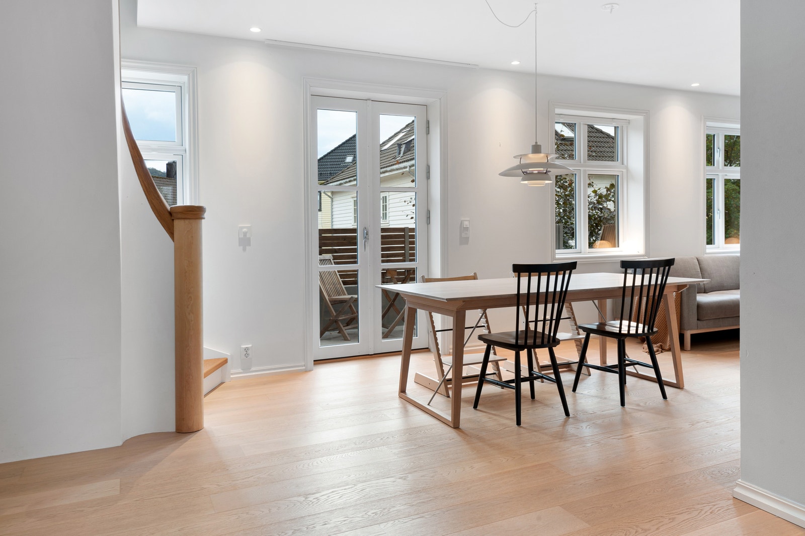 Stue med god plass til spisebord Galleribilde